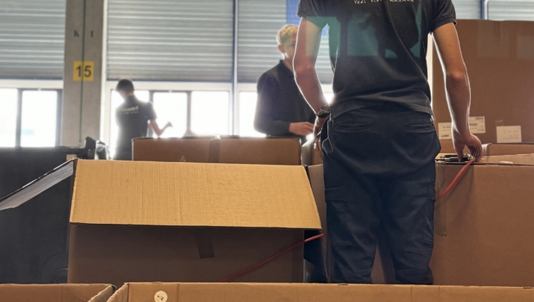 het verdelen en verpakken van ballen in de juiste dozen