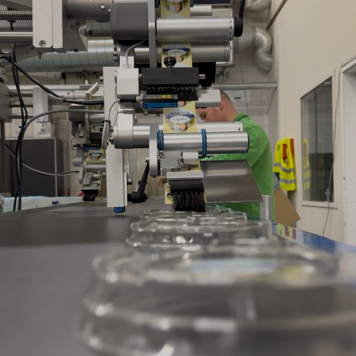 Deksel labelen met onze eigen label machine